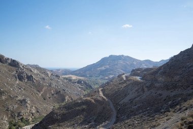 Güneşli bir günde çalılar ile Hills.