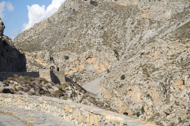 Güneşli bir günde çalılar ile Hills.