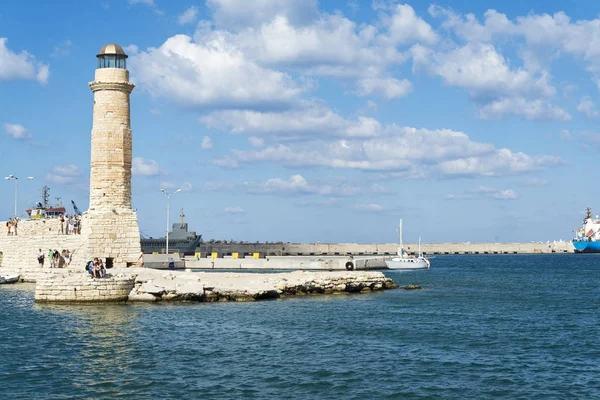 Güneşli bir deniz feneri Rethymno, Yunanistan.