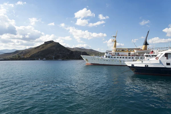 O antigo porto na vila piscatória na ilha de Creta, Grécia . Fotografia De Stock