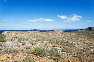Plaj, dağlar ve deniz görünümü.