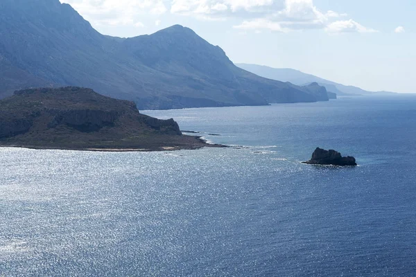 La vista della spiaggia, delle montagne e del mare . — Foto Stock