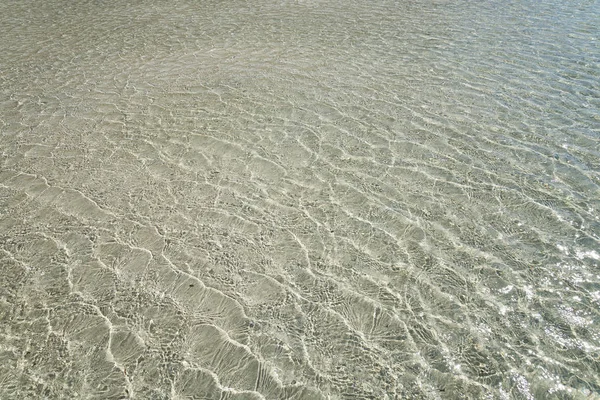 Deslumbramiento del sol en el agua en el mar, lago, océano . — Foto de Stock