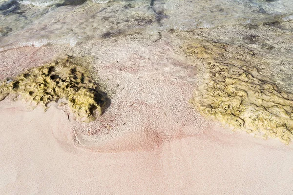 Morbida onda di oceano blu sulla spiaggia di sabbia. — Foto Stock