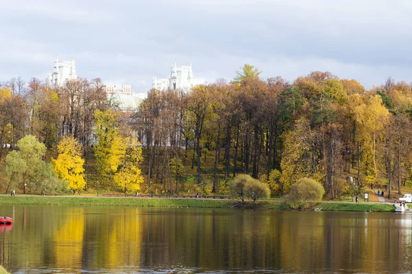 Herbsttag im Park mit Reflexion der Bäume auf dem Wasser. — Stockfoto