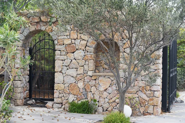 Entrada al parque con puerta abierta de hierro forjado en gradiente y cierre de la pista — Foto de Stock