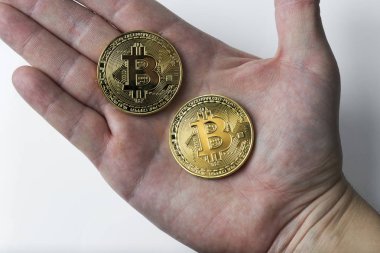 El iki bitcoin beyaz bir arka plan üzerinde tutar..