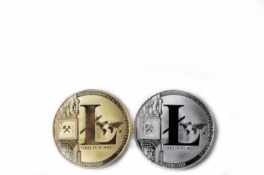 El bir Litecoin beyaz bir arka plan üzerinde tutar..