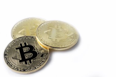Beyaz arka plan üzerinde izole üç altın Bitcoin, Cryptocurrency, Studio vurdu.
