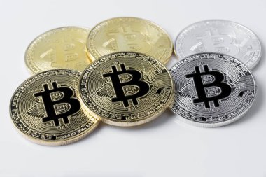 Bitcoins beyaz bir arka plan üzerinde Altılısı.
