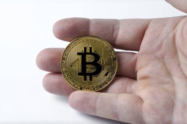 El bir bitcoin beyaz bir arka plan üzerinde tutar..