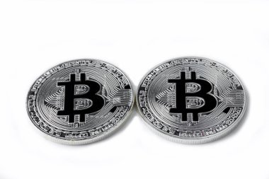 Beyaz bir arka plan üzerinde iki gümüş bitcoins.