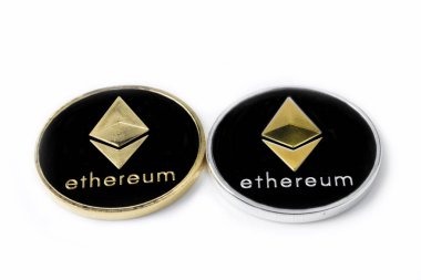 Beyaz arka plan üzerinde izole gümüş ve altın cryptocurrency Ethereum, iki gerçek sikkeleri