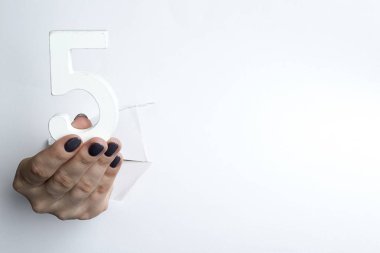 Bir beyaz karşı 5 numaralı gidiyor el