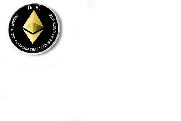 Єдиний реальний монета cryptocurrency срібло Ethereum ізольовані на білому тлі — стокове фото