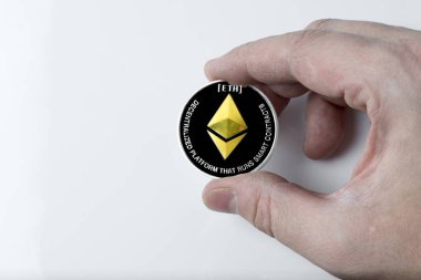 Cryptocurrency gümüş beyaz arka plan üzerinde izole Ethereum tek gerçek para