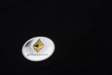 Ethereum sikke siyah arka plan üzerinde