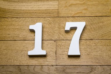 Ahşap parke zemin üzerinde on yedi rakamdır.
