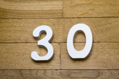 Otuz, ahşap parke zemin üzerinde şekil.