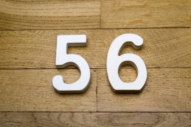 Rakamlar, ahşap parke zemin üzerinde elli altı.