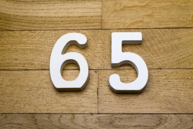 Rakamlar altmış beş, ahşap parke zemin üzerinde.