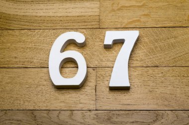 Rakamlar altmış yedi, ahşap parke zemin.