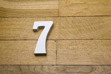 Yedi ahşap, parke zemin üzerinde rakamlar.