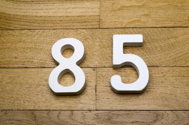 Rakamlar başaran, ahşap parke zemin üzerinde.