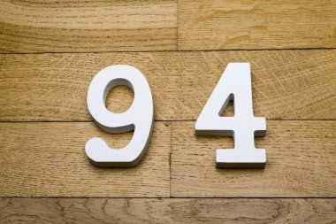 Rakamlar, ahşap parke zemin üzerinde Doksan dört.
