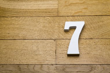 Yedi ahşap, parke zemin üzerinde rakamlar.