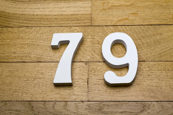 木製、寄せ木細工の床で 79 の数字. — ストック写真