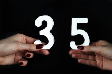 Kadın avucunda otuz beş rakam.