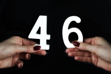 Kadın avucunda kırk altı rakam.