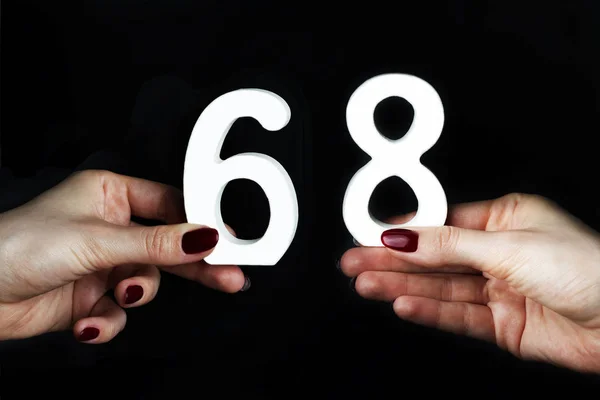Na kobiece dłonie domyślić sześćdziesiąt osiem. — Zdjęcie stockowe