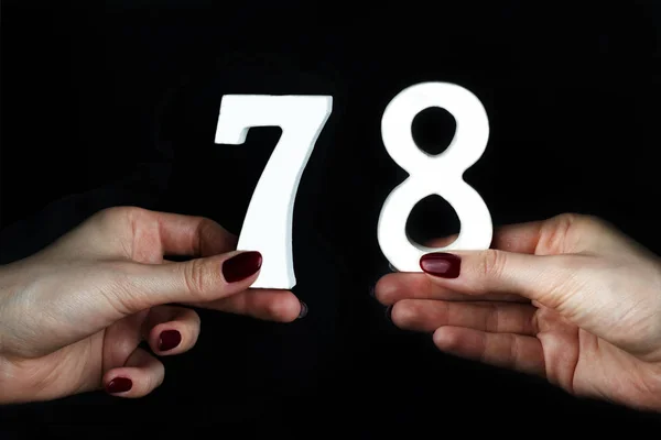 To female hands the figure of seventy-eight. — Stock Photo, Image