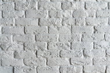 Çatı katı tarzı beyaz tuğla duvar.