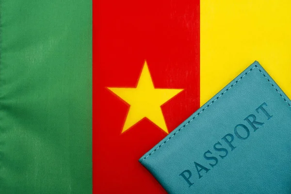 Kamerun bayrağının arkasında bir pasaport var..