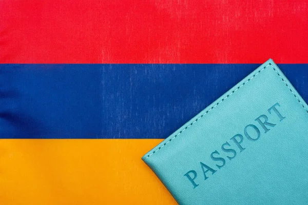 Sullo sfondo della bandiera di Armenia è un passaporto . — Foto Stock