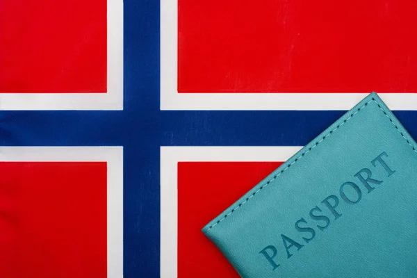 Na pozadí vlajky Norska je pas. — Stock fotografie