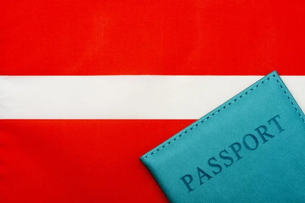 Avusturya bayrağının arkasında bir pasaport var.. — Stok fotoğraf