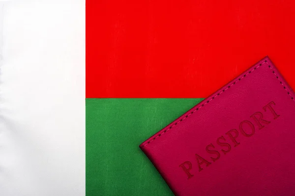 Sullo sfondo della bandiera di Madagascar è un passaporto . — Foto Stock