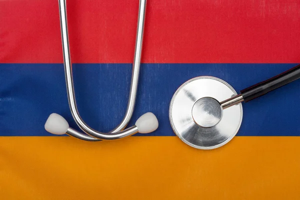 Флаг Армении и стетоскоп. Концепция медицины . — стоковое фото