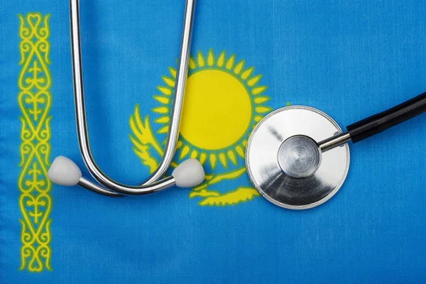 카자흐스탄의 국기와 청진기. 의학의 개념 은. — 스톡 사진