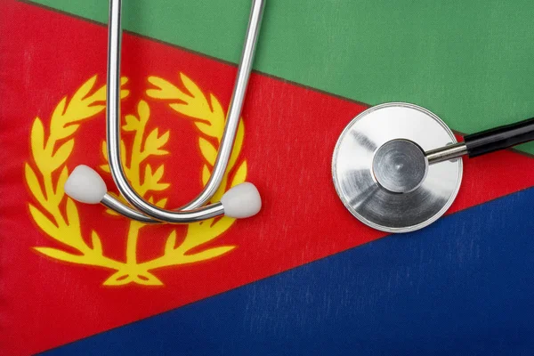 Флаг Эритреи и стетоскоп. Концепция медицины . — стоковое фото