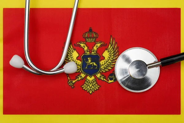 Флаг Черногории и стетоскоп. Концепция медицины . — стоковое фото