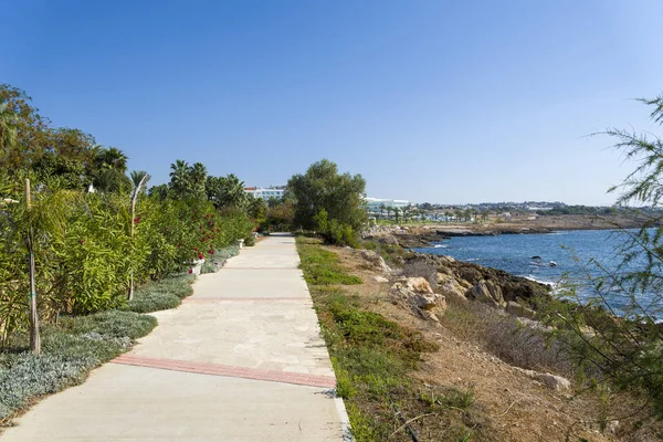 Banco en el paseo marítimo a lo largo de la costa mediterránea con Hoteles . — Foto de Stock