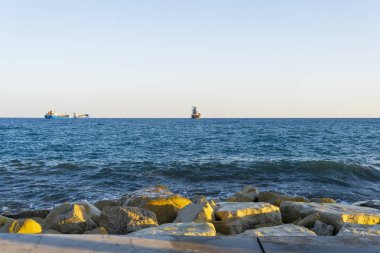 Kıbrıs kıyıları açıklarında Akdeniz 'de bir gemi.