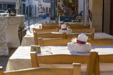 Kıbrıs 'ta yol kenarında boş restoran masaları.