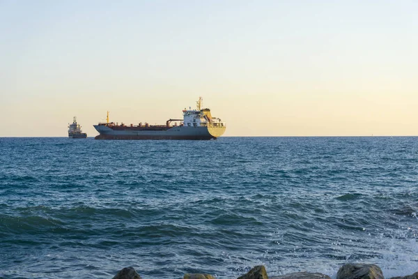 Nave en el mar Mediterráneo frente a la costa de Chipre . — Foto de Stock