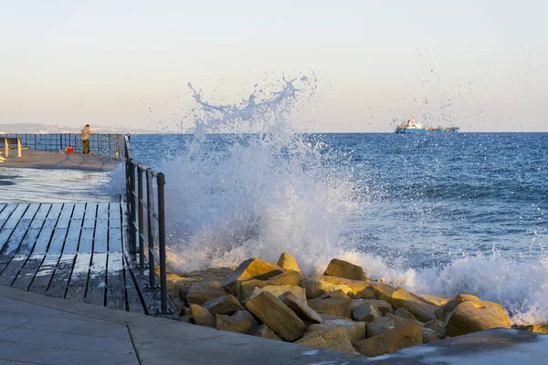 Des vagues méditerranéennes frappent le rivage près de la ville de Limassol à Chypre . — Photo